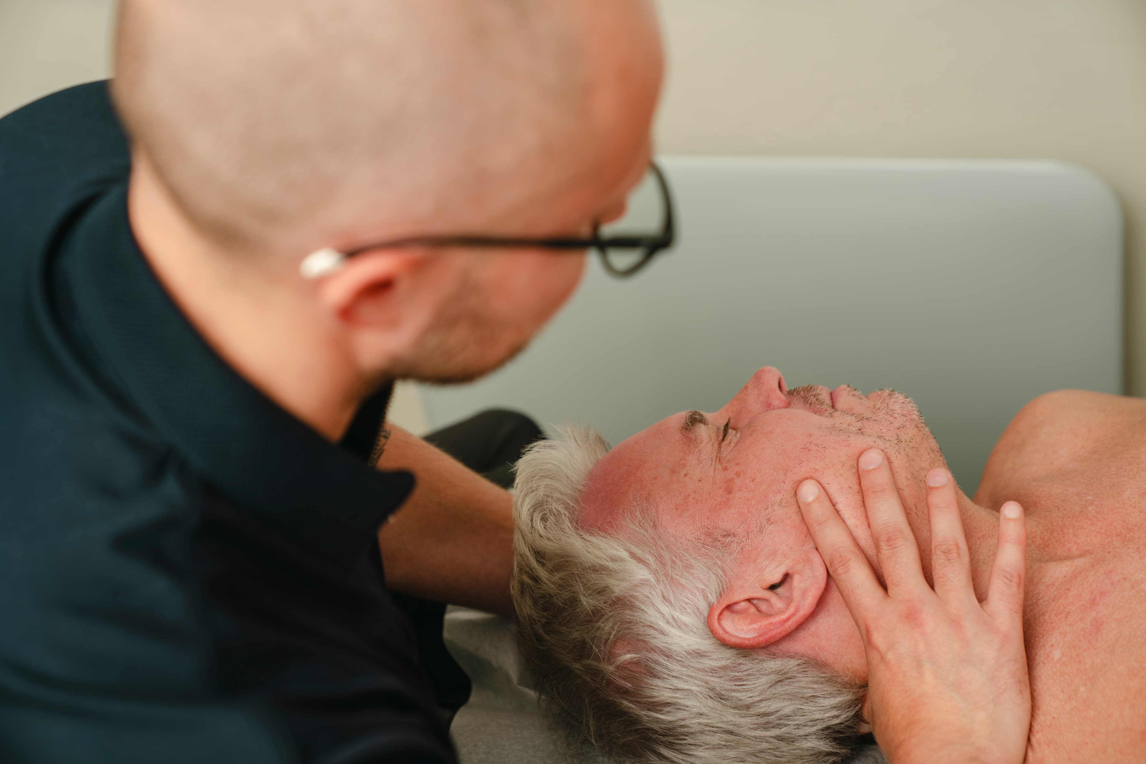 Kiropraktor som behandler kjeveledd og kjeve hos pasient